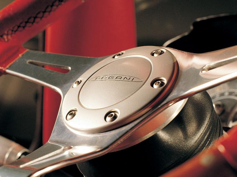 Детали интерьера Pagani Zonda Roadster F 2006 года  (фото 28 из 51)